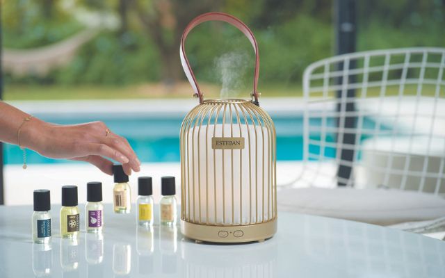 Farolillo Luz y Aroma – Difusor de Perfume Inalámbrico Esteban Paris ( dorado )